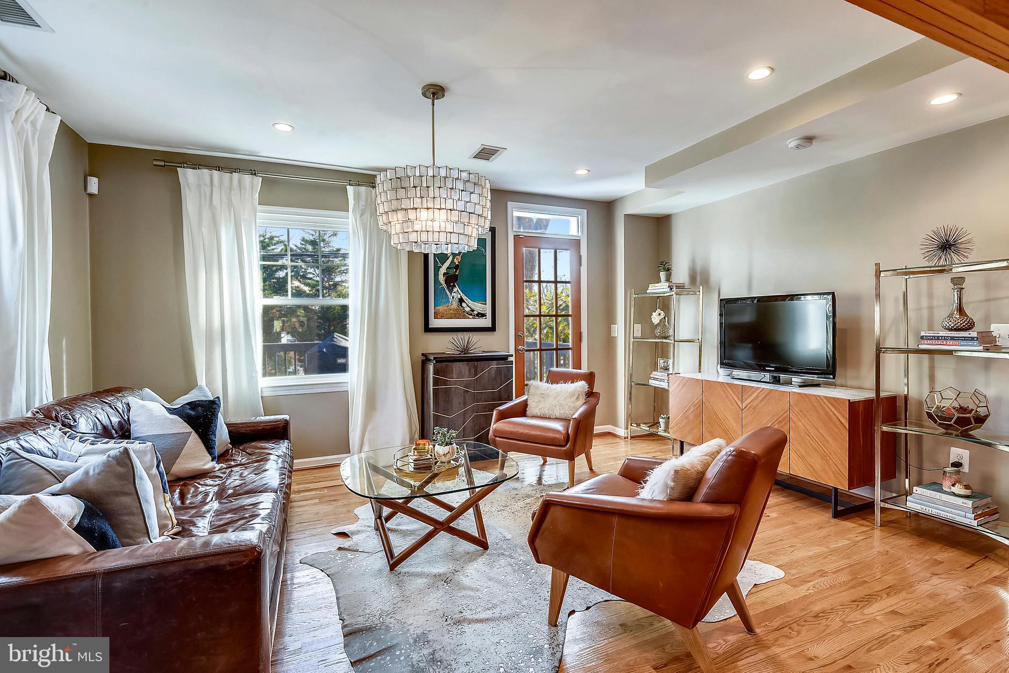 313 South Courthouse Road Arlington, VA 22204 - Photo 6 of 30 Living Room