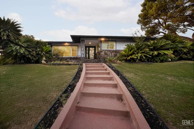 a view of a house with a yard