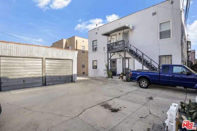 a view of a pathway along a building