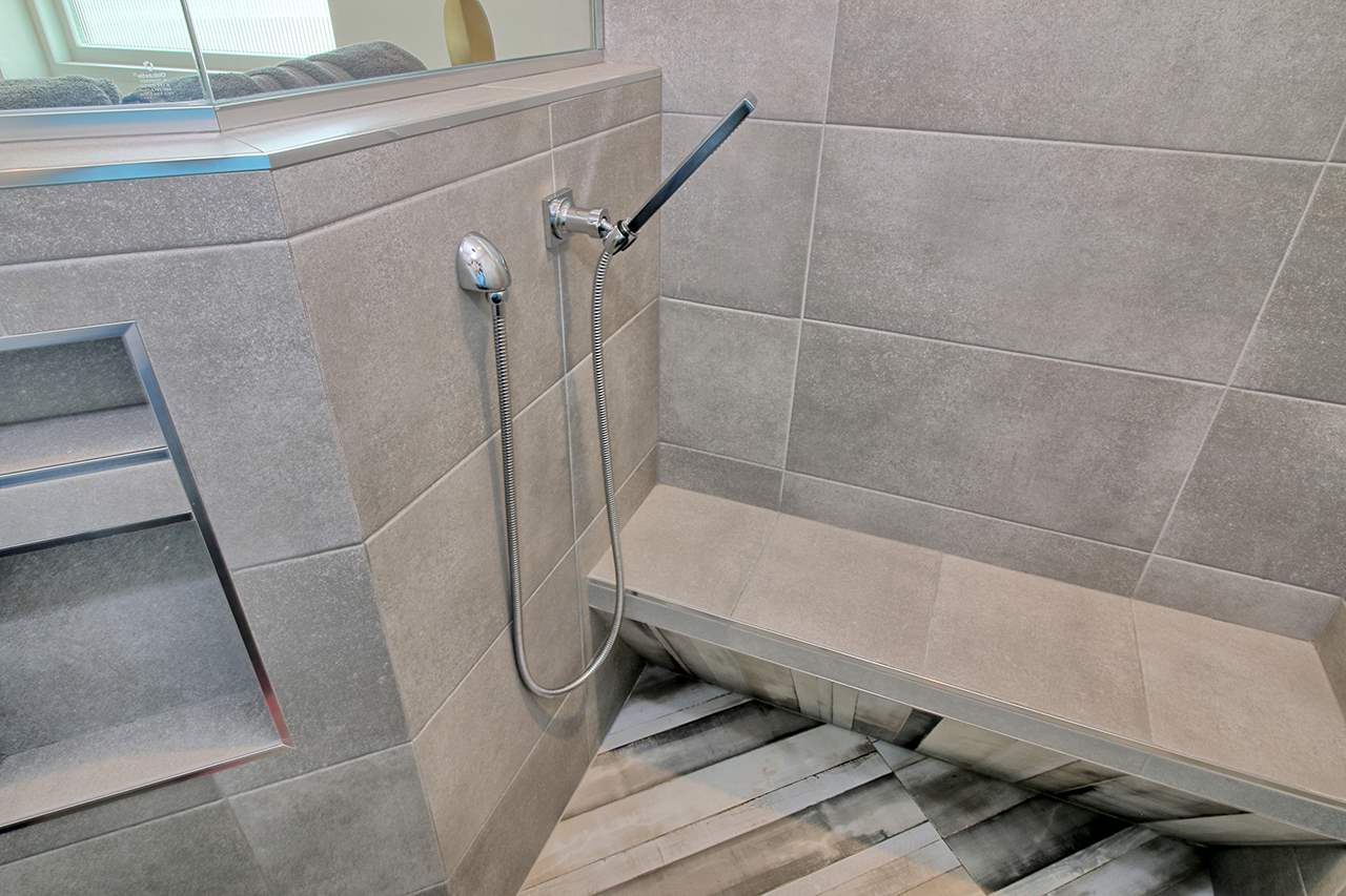 1724 K K 3/4 Road Fruita, CO 81521 - Photo 16 of 42 a bathroom with a bathtub