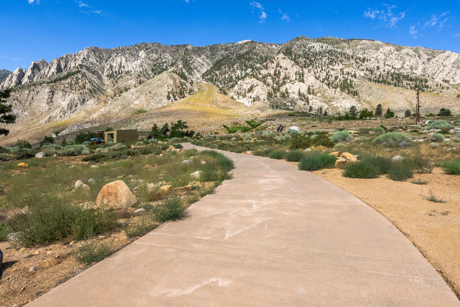 507 Willow Road Bishop, CA 93514 - Photo 20 of 35 a view of a water fountain in front of a building