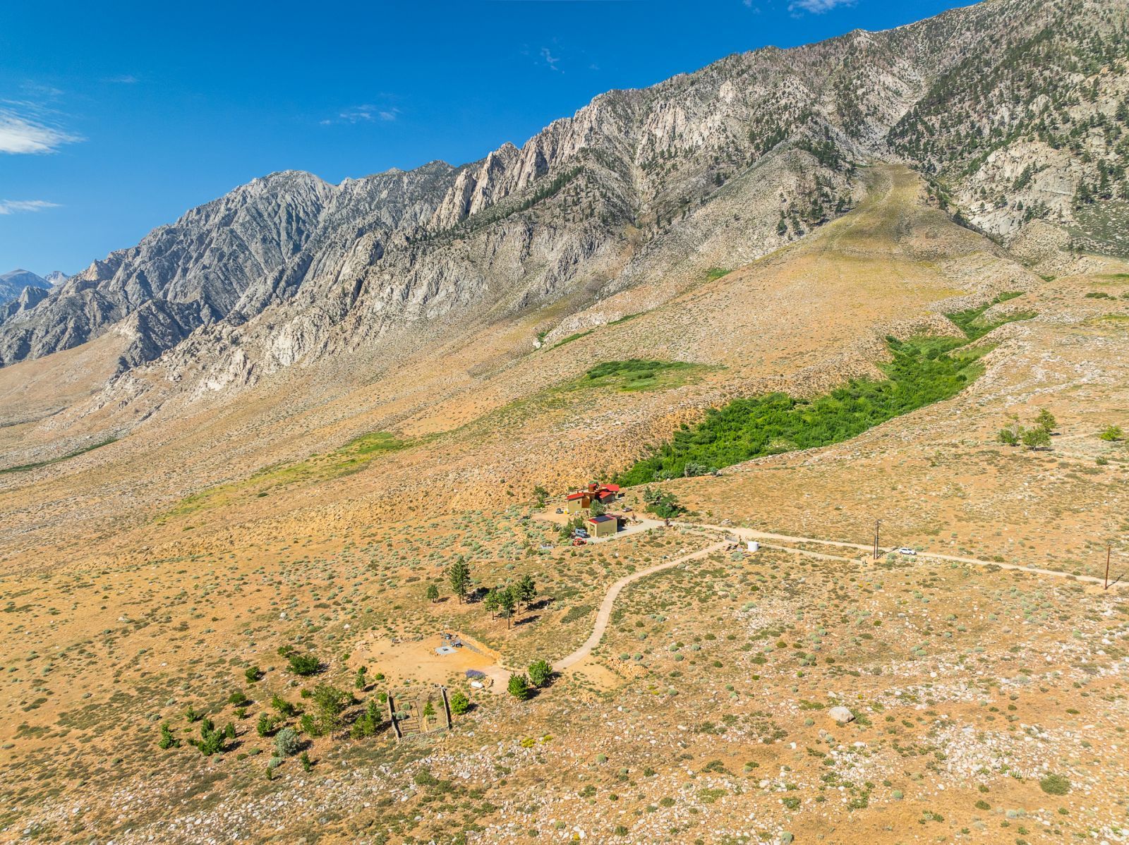 507 Willow Road Bishop, CA 93514 - Photo 25 of 35 a view of a dry yard with wooden fence