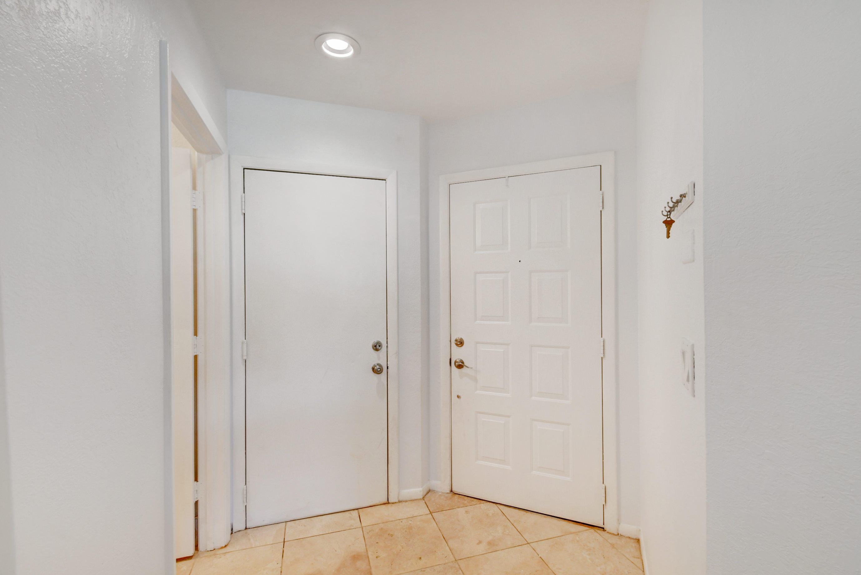 6061 Old Court Road, Unit 207 Boca Raton, FL 33433 - Photo 28 of 35 Foyer