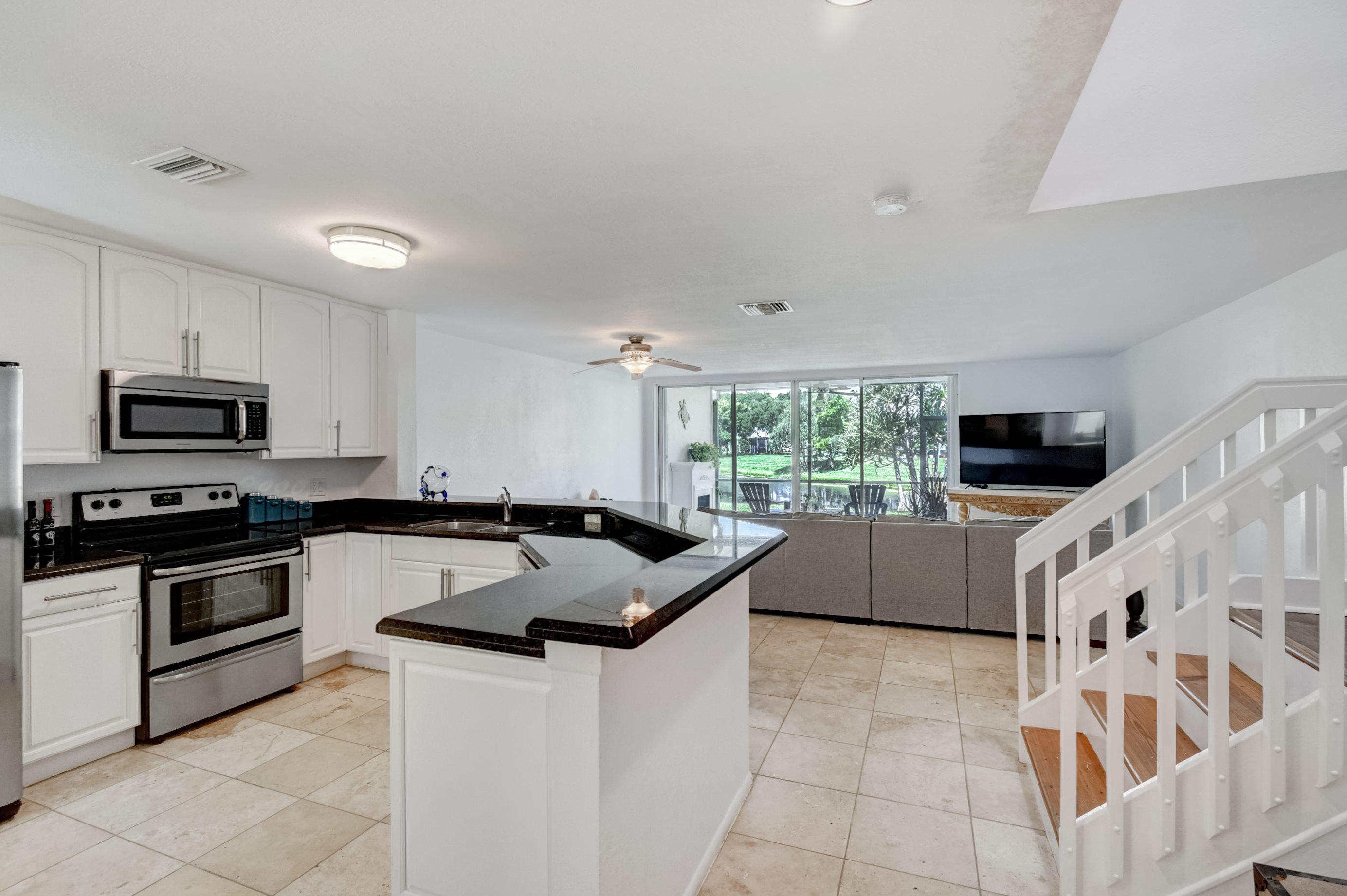 6061 Old Court Road, Unit 207 Boca Raton, FL 33433 - Photo 4 of 35 Kitchen