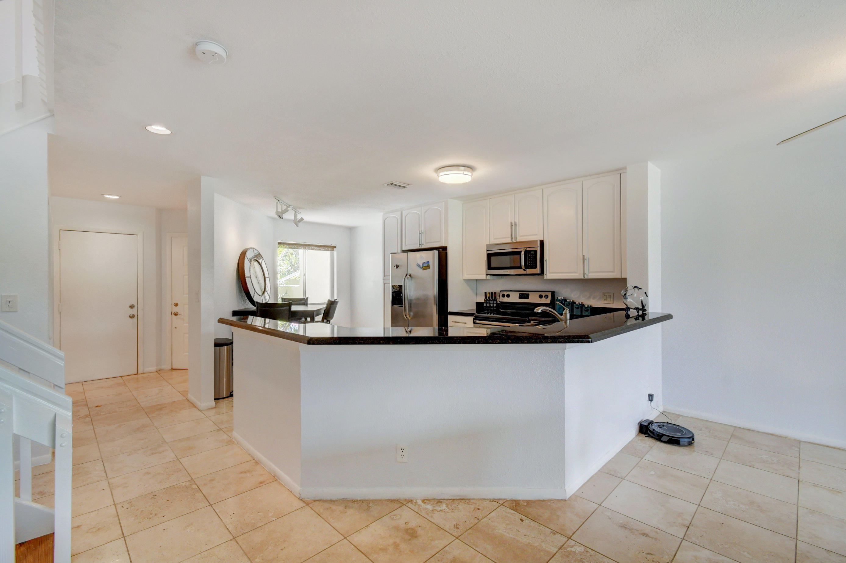 6061 Old Court Road, Unit 207 Boca Raton, FL 33433 - Photo 5 of 35 Kitchen
