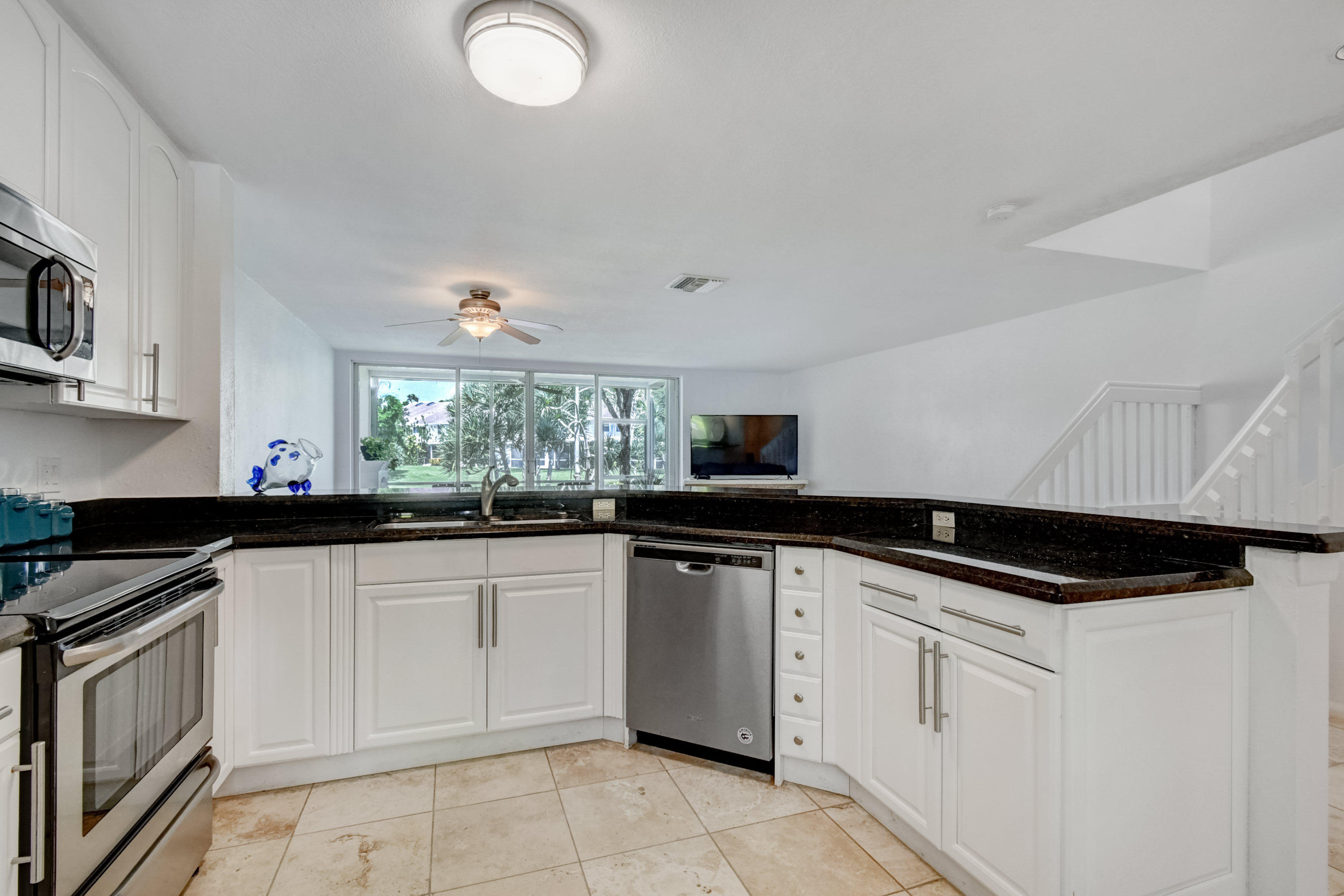 6061 Old Court Road, Unit 207 Boca Raton, FL 33433 - Photo 7 of 35 Kitchen