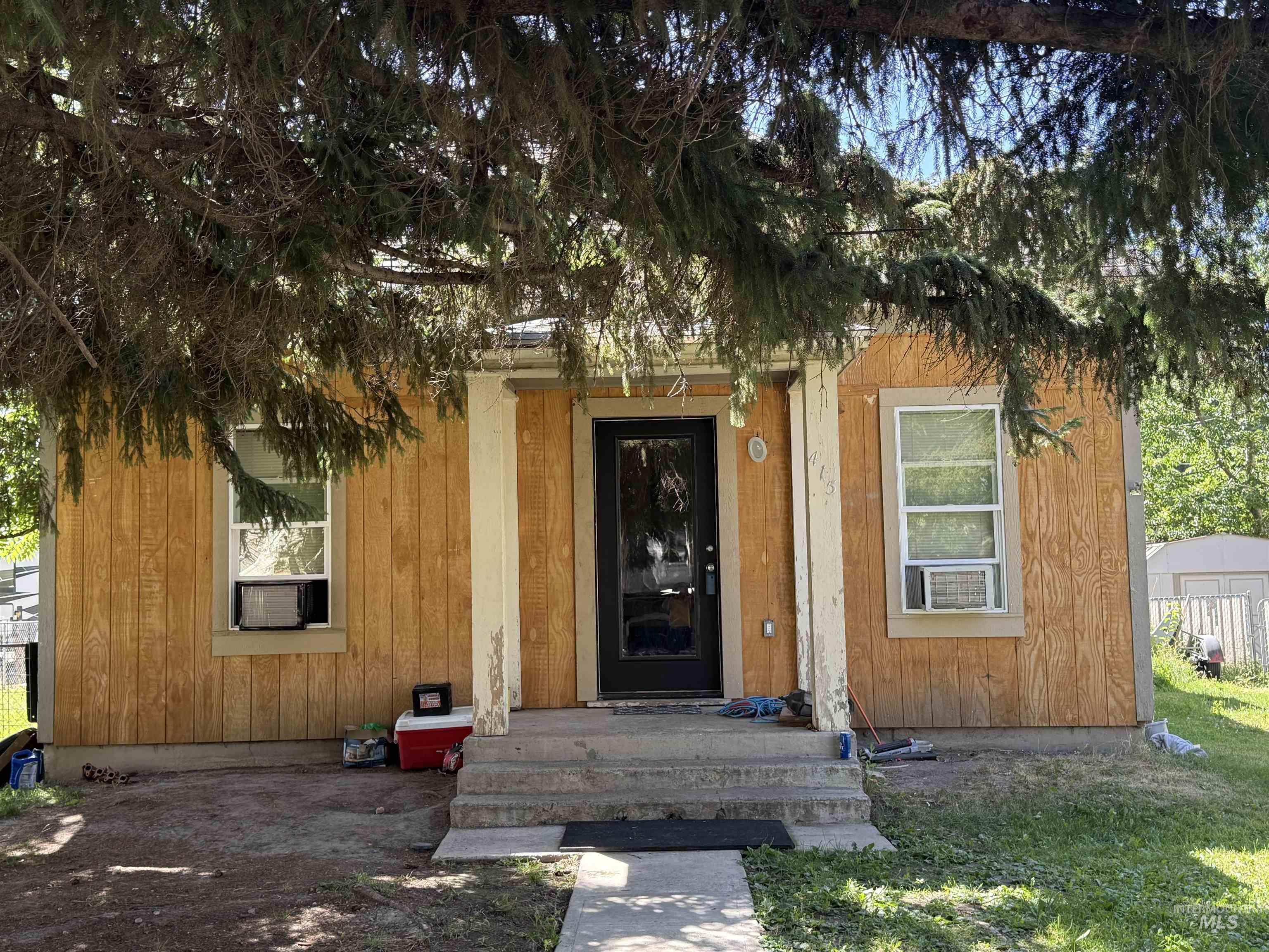 415 North Birch Street Shoshone, ID 83352 - Photo 1 of 1 Property entrance featuring a lawn