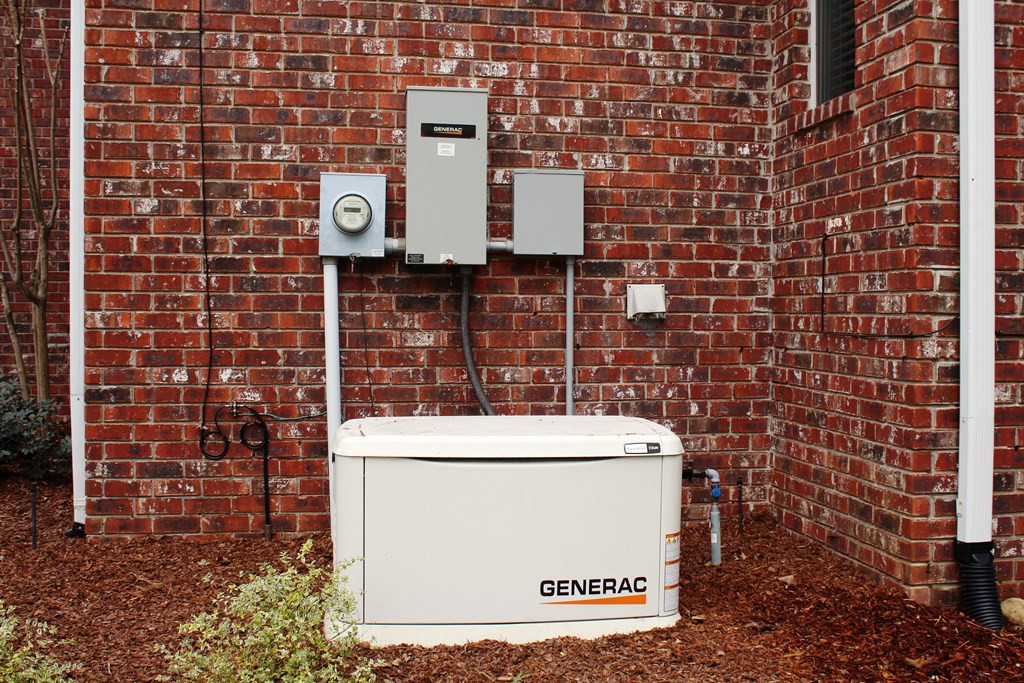 1092 Carpenter Lane Summit, MS 39666 - Photo 31 of 63 Generac Generator