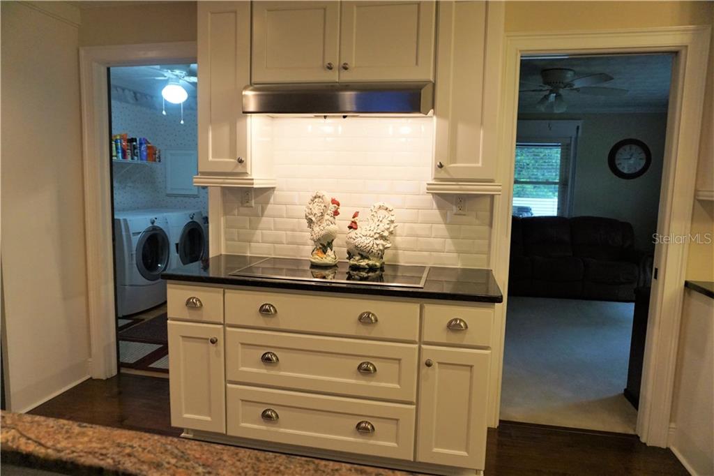 1823 South Valrico Road Valrico, FL 33596 - Photo 16 of 49 Smooth top range with 5 burners!