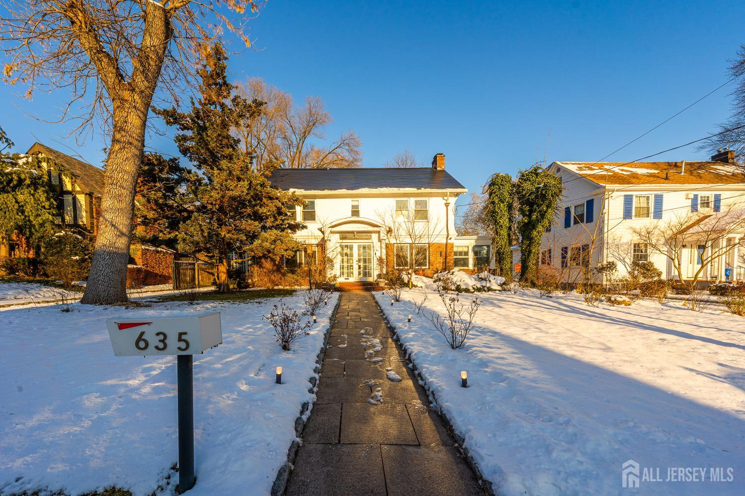 a view of a house with backyard