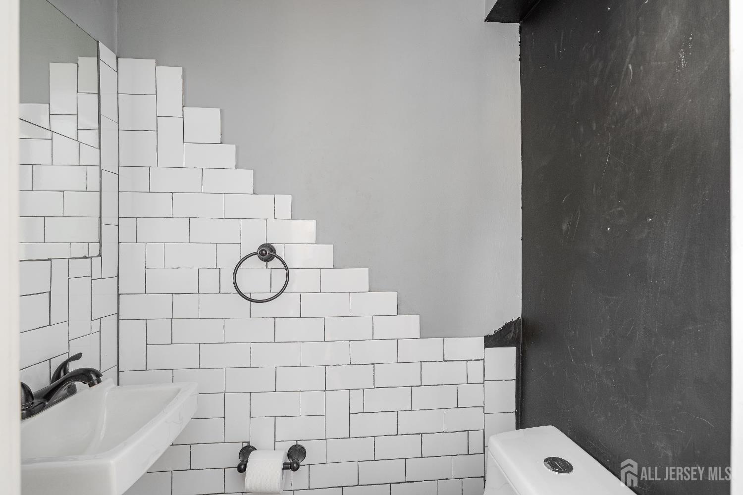 631 Union Avenue Elizabeth, NJ 07208 - Photo 11 of 30 a bathroom with a shower