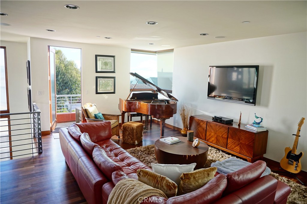 3211 Vista Drive Manhattan Beach, CA 90266 - Photo 11 of 35 a living room with furniture and a flat screen tv