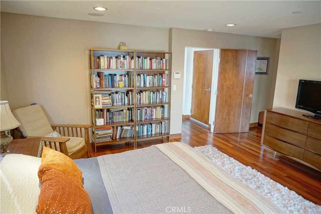 3211 Vista Drive Manhattan Beach, CA 90266 - Photo 20 of 35 a bedroom with furniture and a book shelf