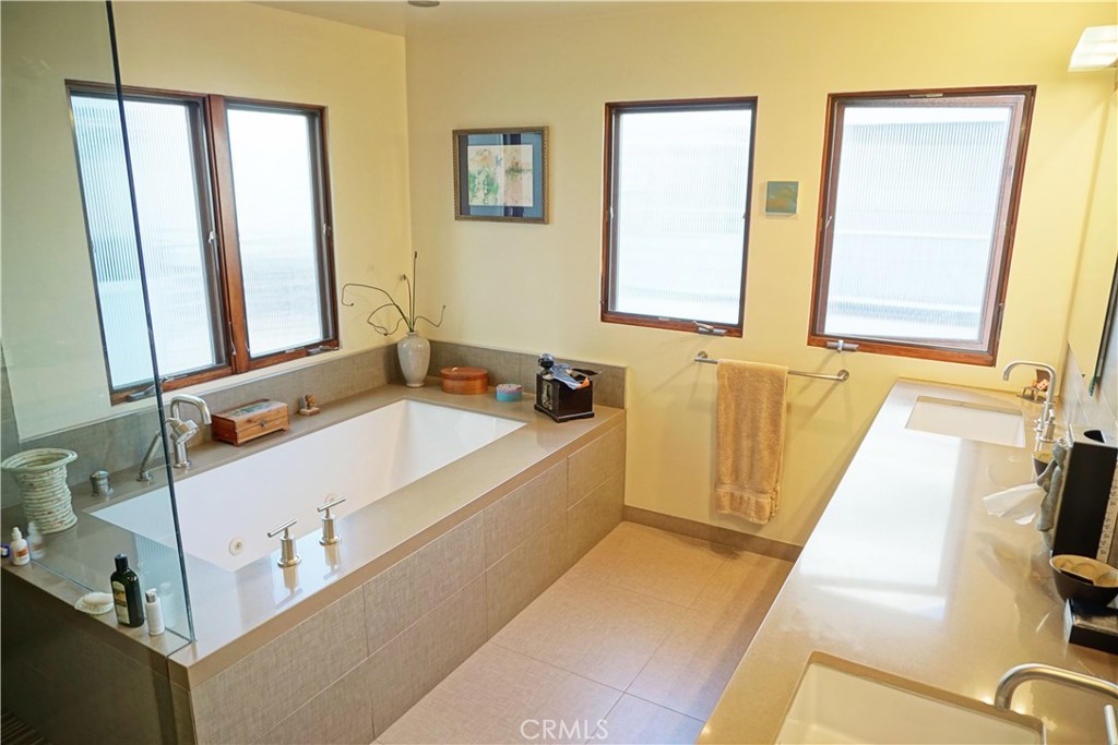 3211 Vista Drive Manhattan Beach, CA 90266 - Photo 22 of 35 a bathroom with a tub sink and mirror