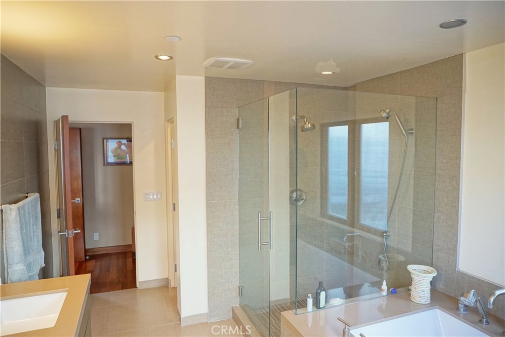3211 Vista Drive Manhattan Beach, CA 90266 - Photo 24 of 35 a bathroom with a bathtub and a sink
