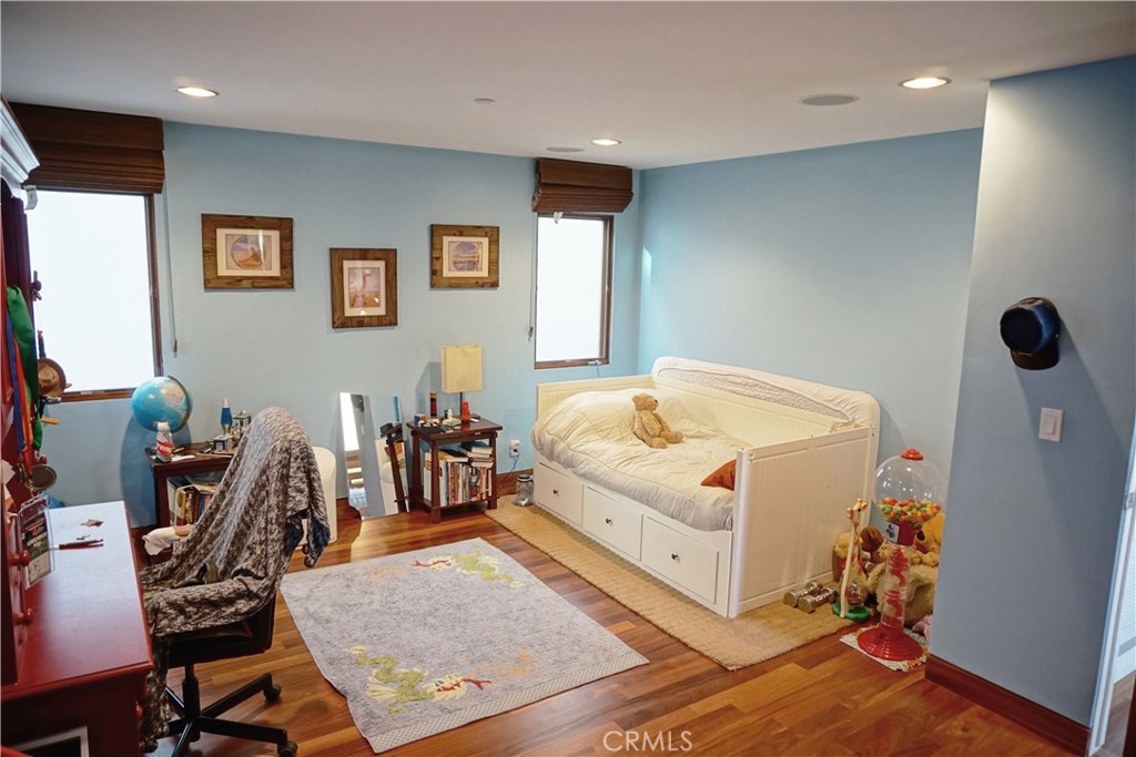 3211 Vista Drive Manhattan Beach, CA 90266 - Photo 25 of 35 a very nice looking room with a large window