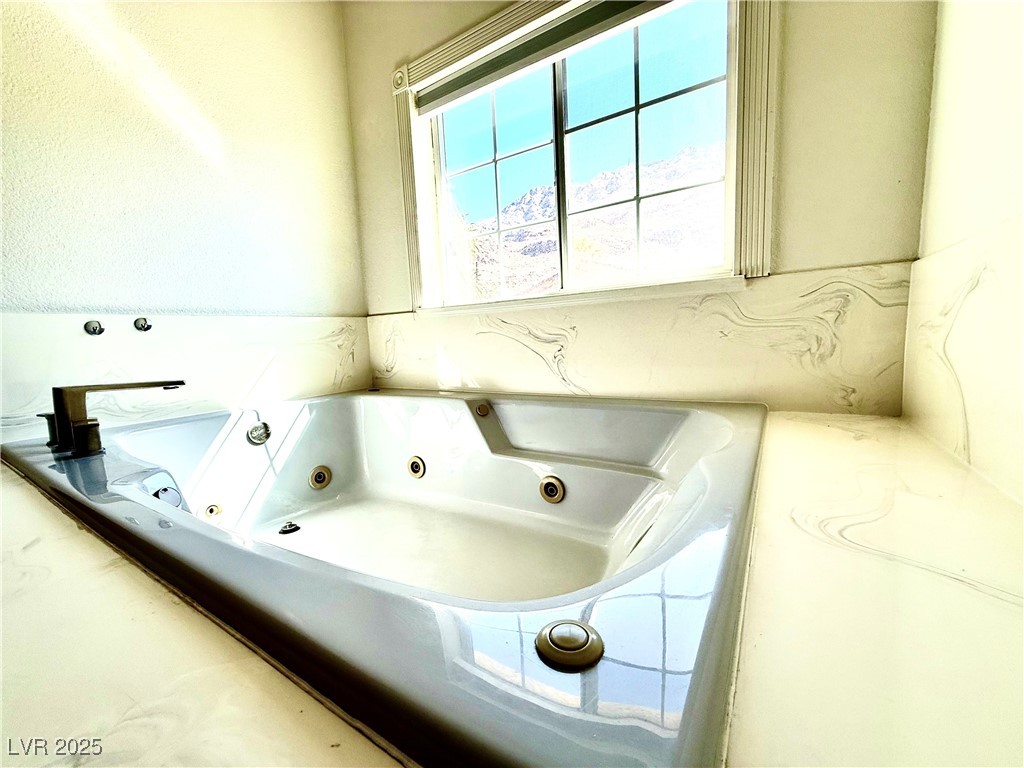 764 Benedict Drive Las Vegas, NV 89110 - Photo 22 of 30 Bathroom with a jetted tub