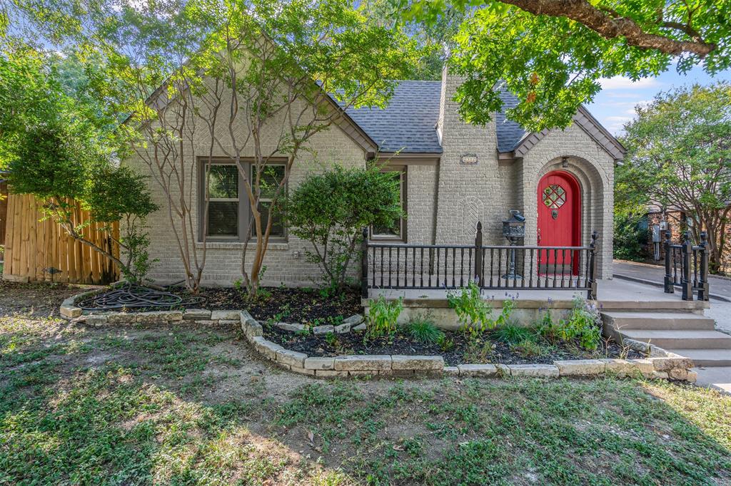a view of a house with a yard and plants