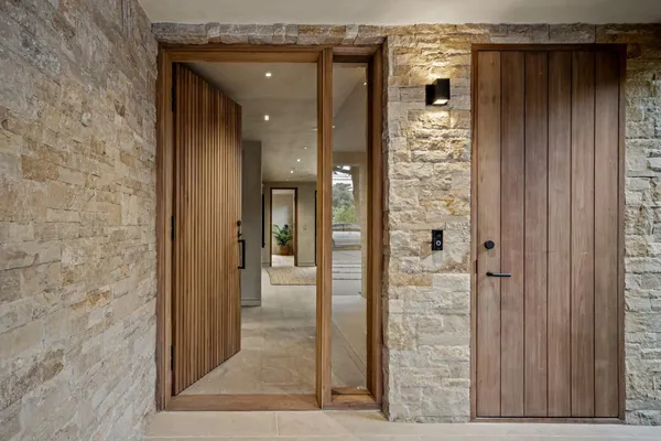 a view of entryway with garden
