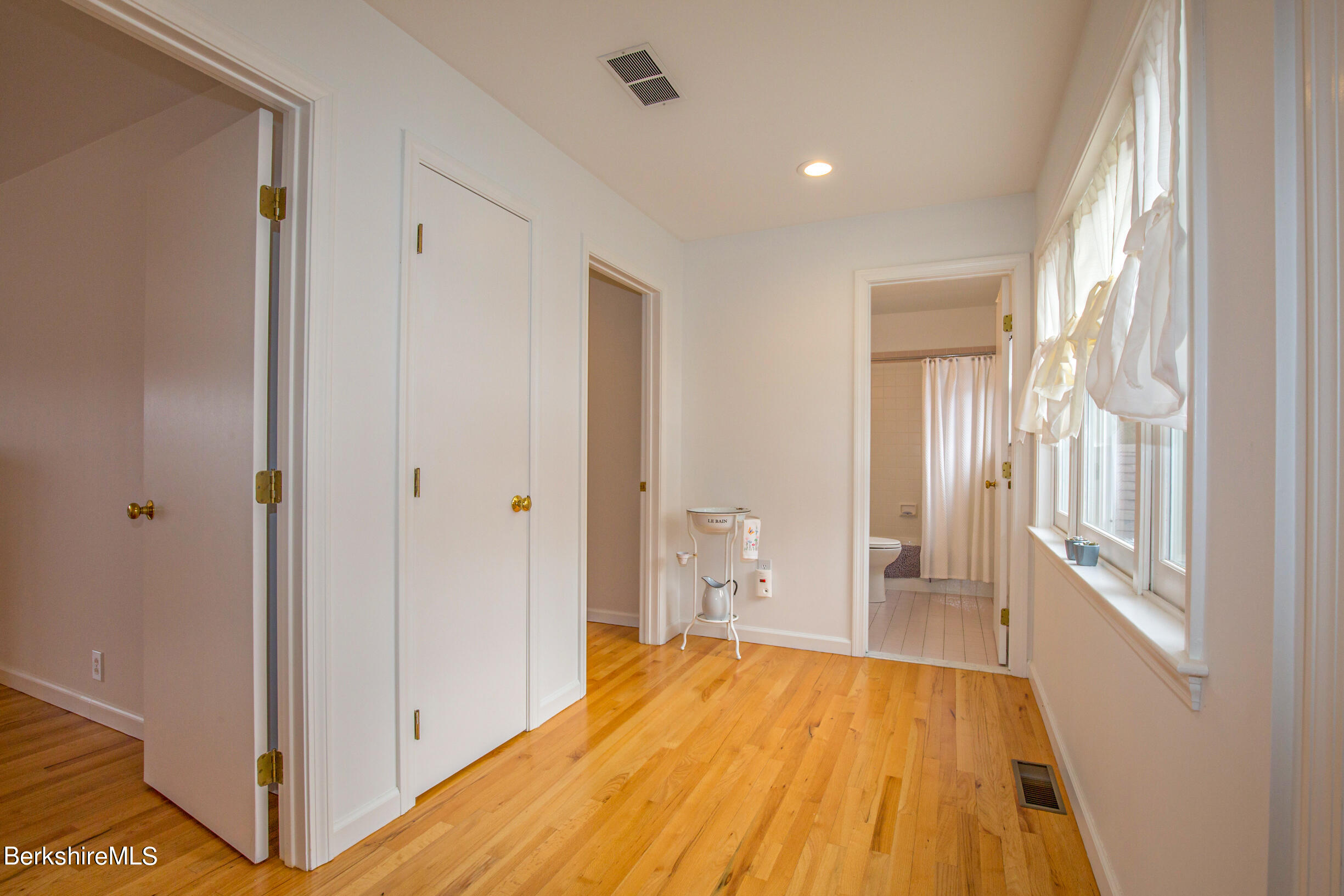 1136 Barker Road, Unit 9 Pittsfield, MA 01201 - Photo 22 of 60 a view of bathroom with bathtub and shower