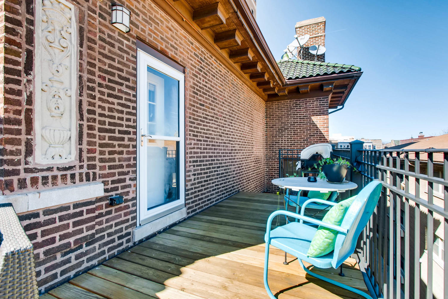 1242 West Pratt Boulevard, Unit 3F Chicago, IL 60626 - Photo 23 of 30 a balcony with table and chairs