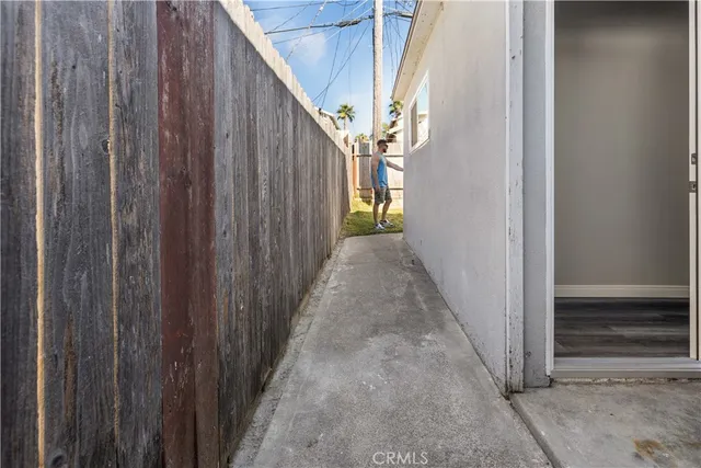 a view of a backyard