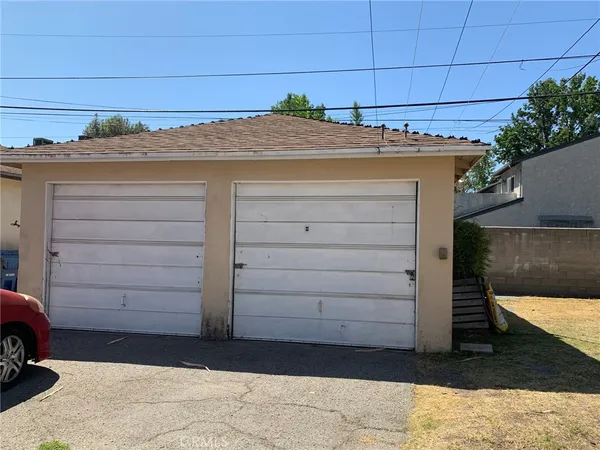 a view of a garage