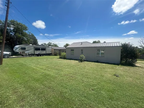 a view of a big room with a big yard