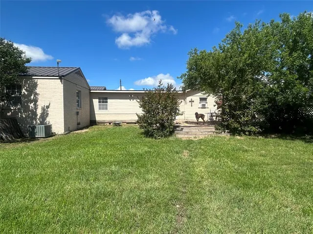 a view of a back yard