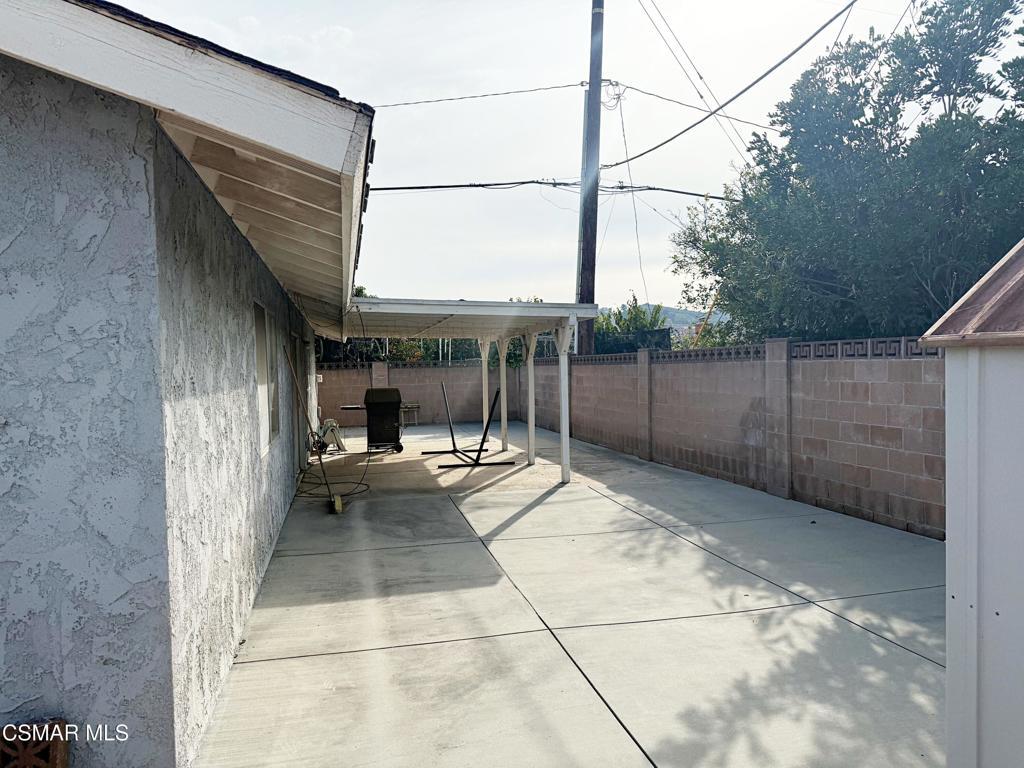 977 Gibson Avenue Simi Valley, CA 93065 - Photo 3 of 7 a view of a corridor