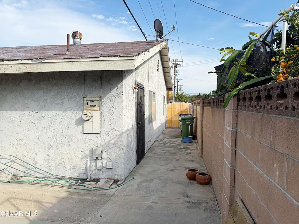 977 Gibson Avenue Simi Valley, CA 93065 - Photo 7 of 7 a view of a car garage
