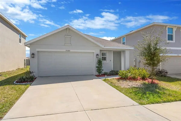 a view of backyard of the house