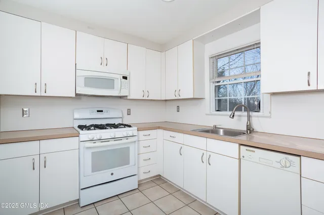 $3,150 | 47 Valley Road, Unit B3, Cos Cob, CT 06807