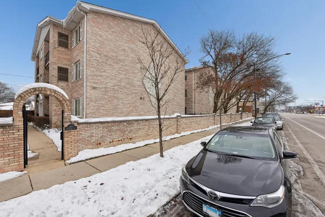 $259,000 | 5413 North Milwaukee Avenue, Unit 3B, Chicago, IL 60630