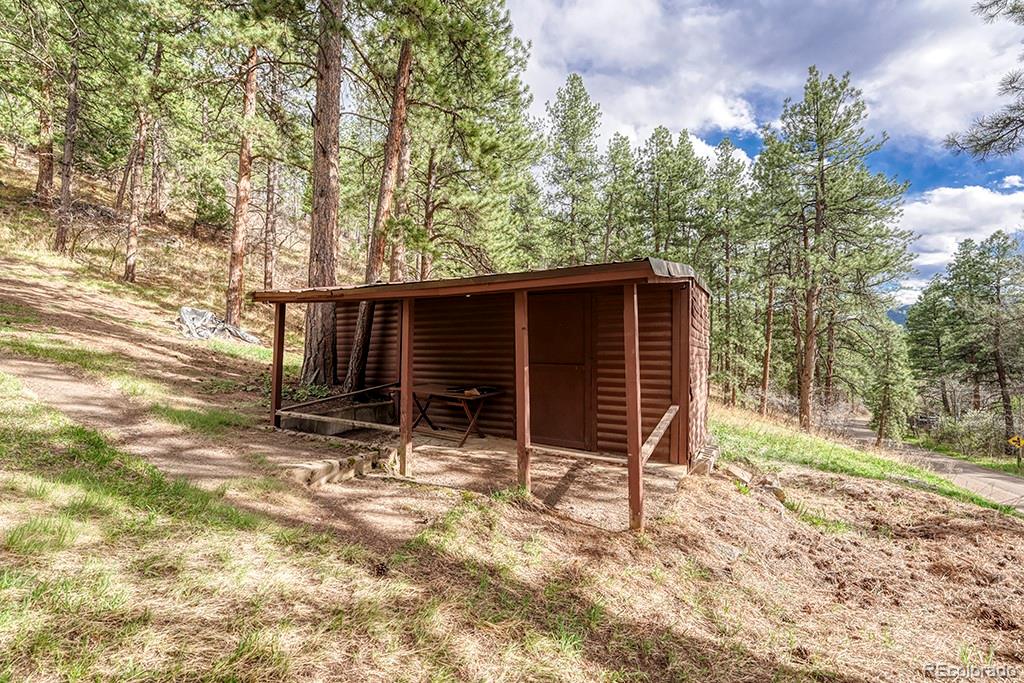 9088 South Murphy Gulch Road Littleton, CO 80127 - Photo 15 of 50 a backyard of a house with table and chairs