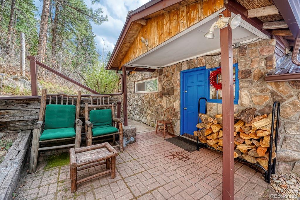 9088 South Murphy Gulch Road Littleton, CO 80127 - Photo 4 of 50 a view of an chairs and tables in the patio