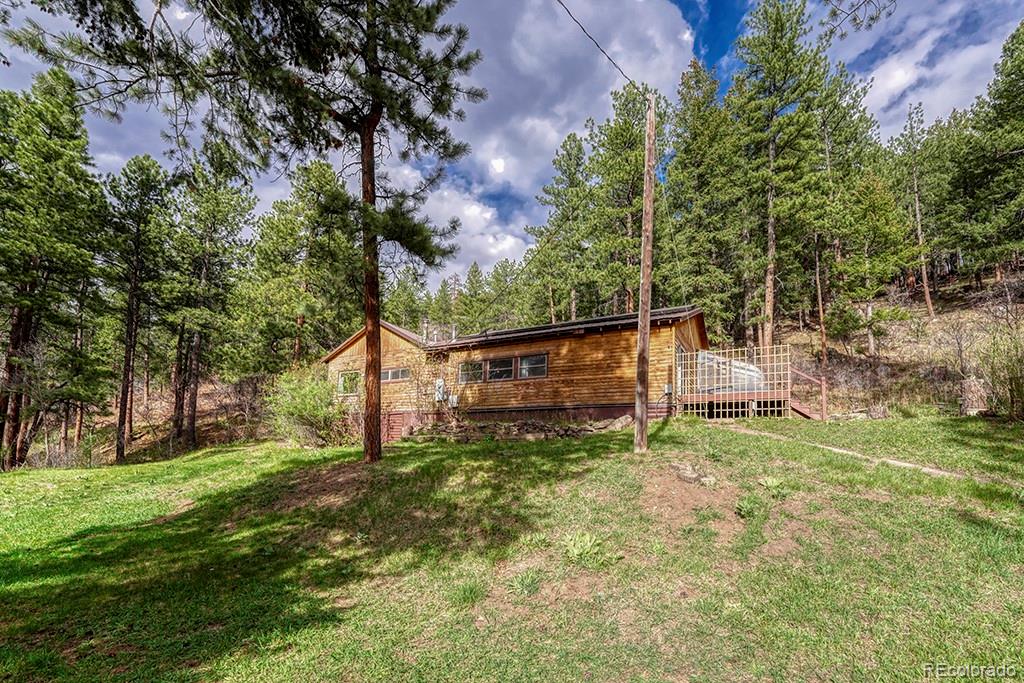 9088 South Murphy Gulch Road Littleton, CO 80127 - Photo 8 of 50 a backyard of a house with lots of green space