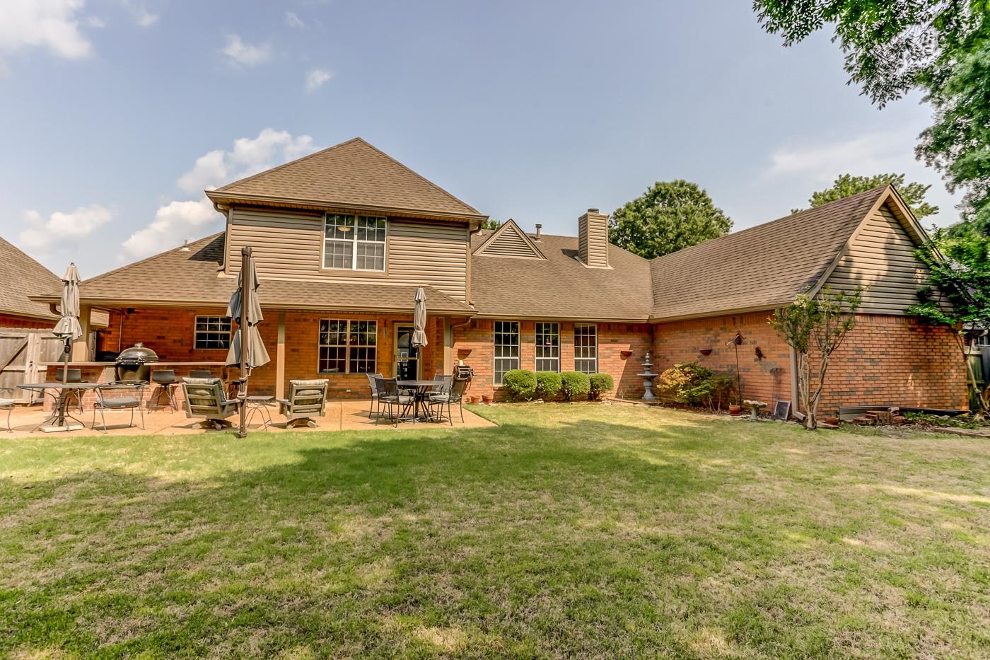 1091 Sugar Lane Collierville, TN 38017 - Photo 22 of 25 a view of a house with table and chairs under an umbrella