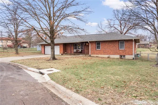 $265,000 | 430 Chestnut Drive, Marshall, MO 65340