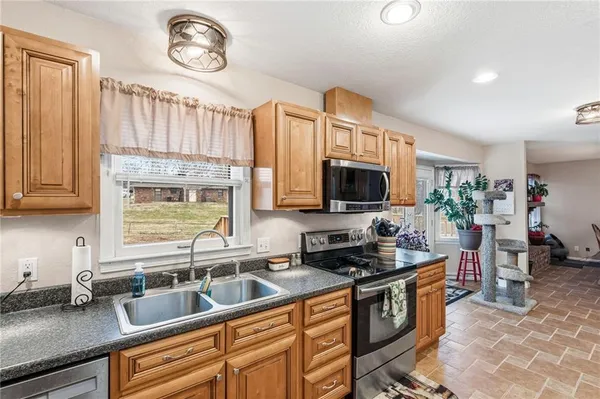 $270,000 | 430 Chestnut Drive, Marshall, MO 65340