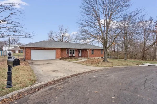 $265,000 | 430 Chestnut Drive, Marshall, MO 65340