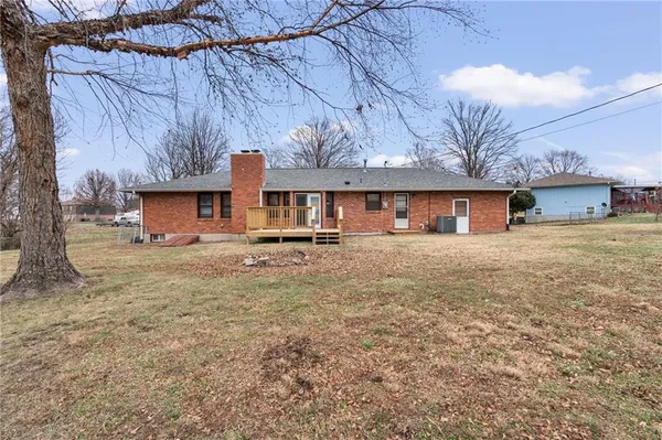 $270,000 | 430 Chestnut Drive, Marshall, MO 65340