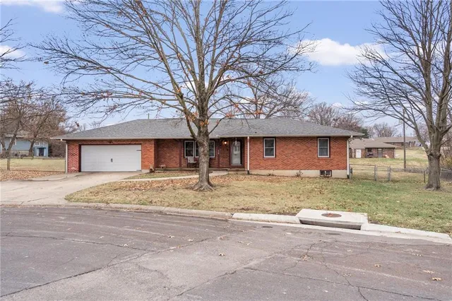 $275,000 | 430 Chestnut Drive, Marshall, MO 65340