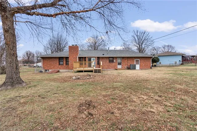 $275,000 | 430 Chestnut Drive, Marshall, MO 65340