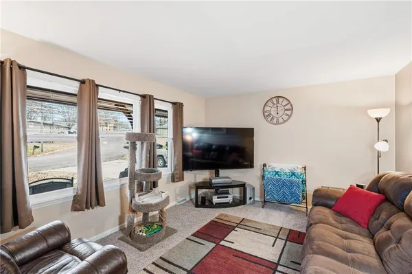 $270,000 | 430 Chestnut Drive, Marshall, MO 65340