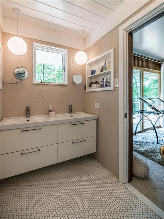 8024 Thompson Run Road Pittsburgh, PA 15237 - Photo 11 of 25 Jack & Jill bath