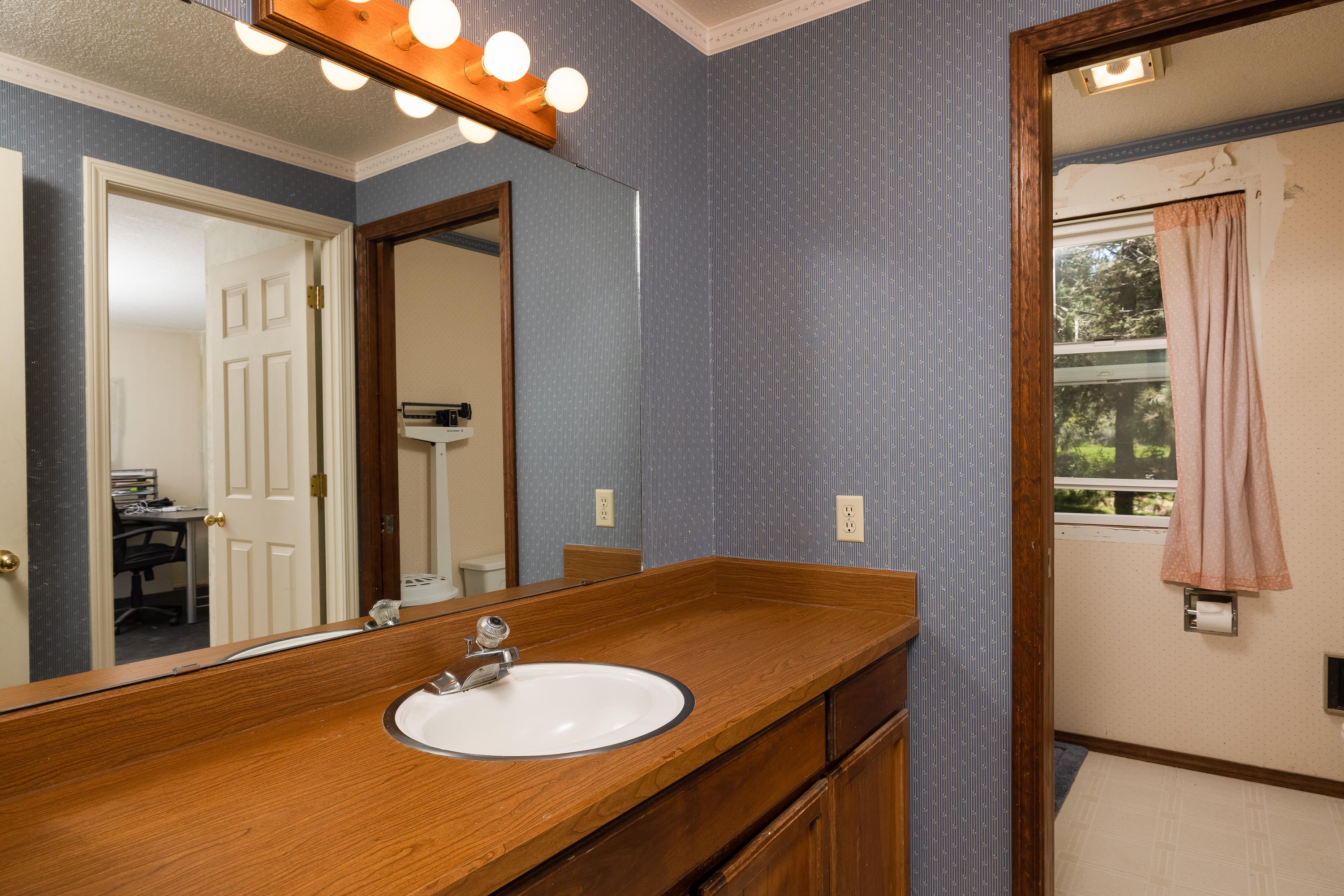 20415 Whistle Punk Road Bend, OR 97702 - Photo 32 of 36 Upstairs Bathroom #3