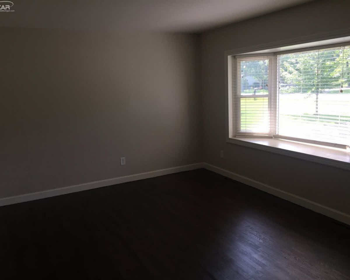 6361 Lapeer Road Burton, MI 48509 - Photo 5 of 27 21347376-4.JPG