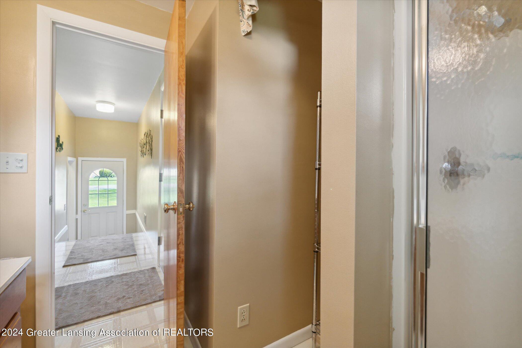 1378 Sunny Road Lansing, MI 48906 - Photo 21 of 38 Full Bathroom 2
