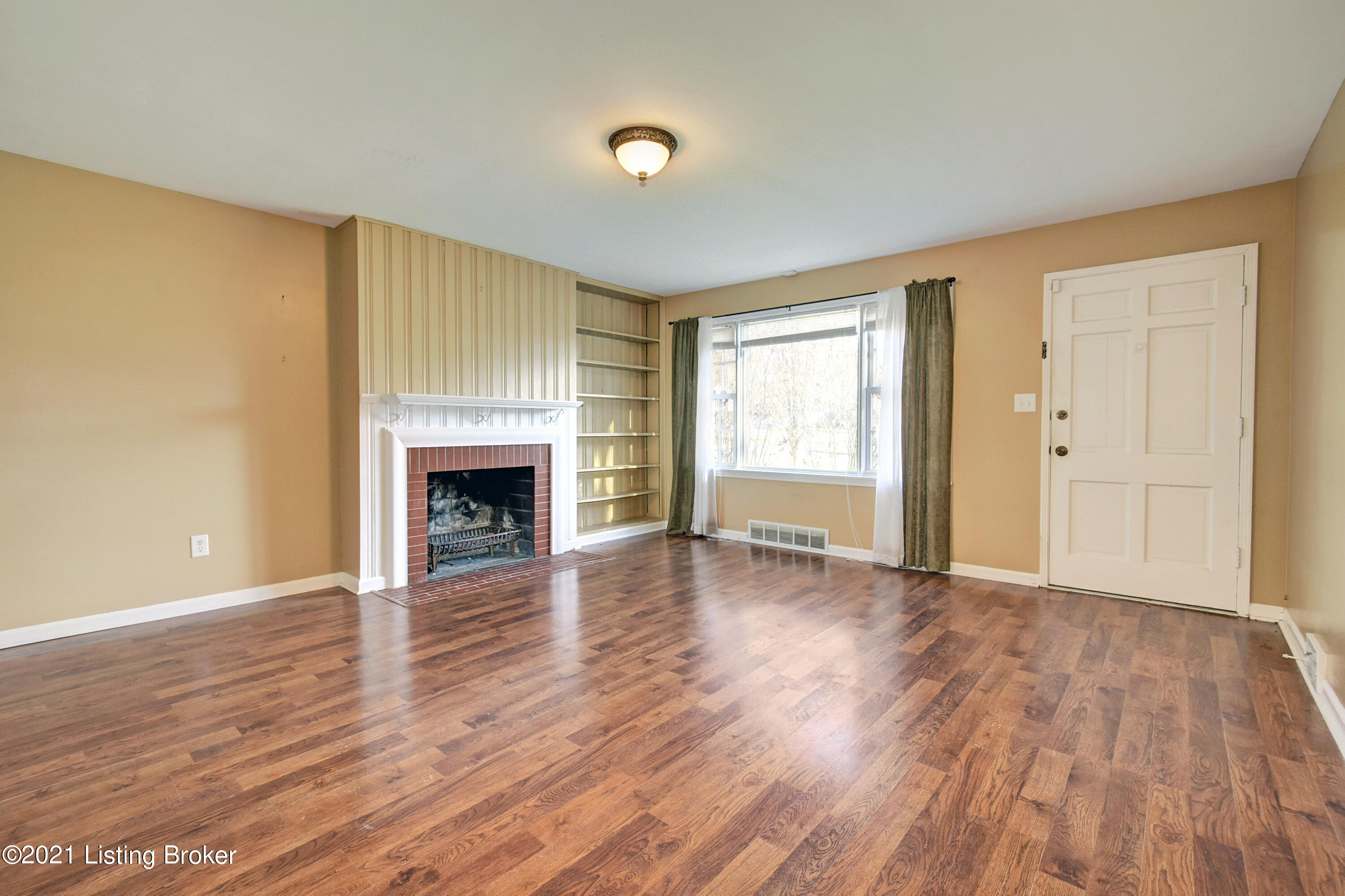 330 Brunswick Road Louisville, KY 40207 - Photo 4 of 32 Living Room